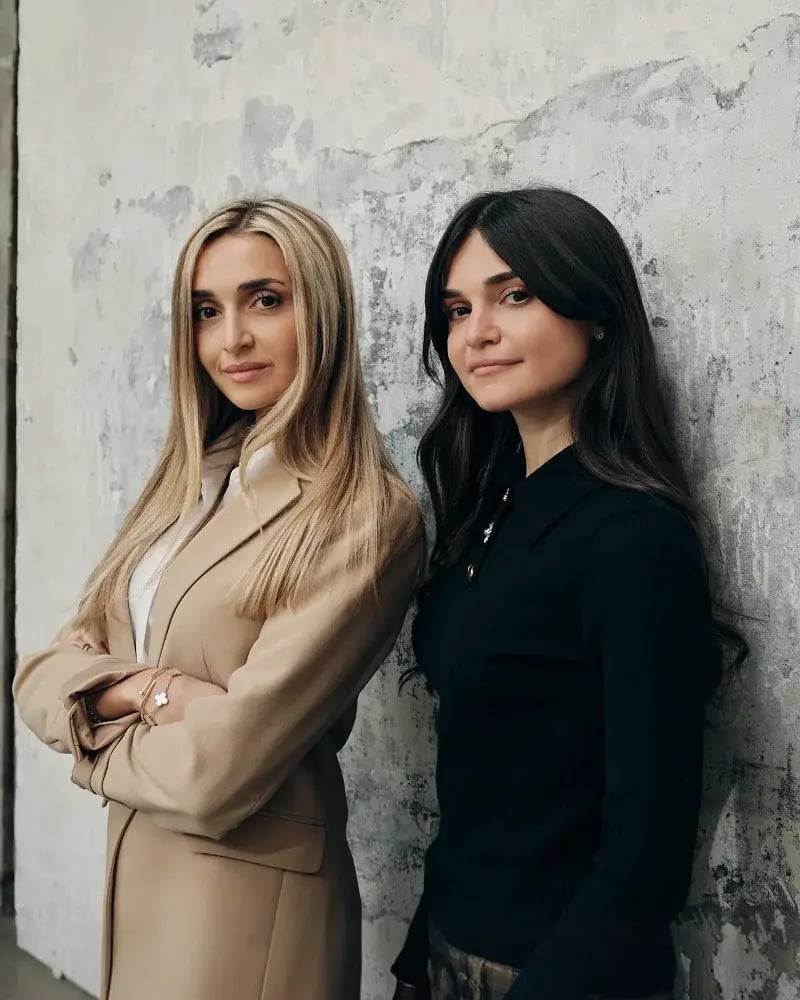 AI_Sisters_NO SUPER_02 (2) 1 (1)